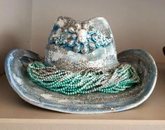 Embellished Hats, Art Hats, Ideas Negocios, Hat Business, Country Chic Outfits, Crochet Sun Hat, Painted Hats, Hat Decoration, Cap Hats