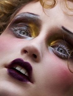 Maquillage Goth, Yellow Eyeshadow, Gothic Makeup, Goth Makeup, Fantasy Makeup, Editorial Makeup, John Galliano, Cabaret, Creative Makeup