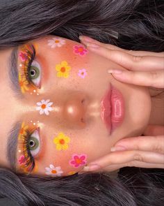 Flowers Eye Makeup, Cute Face Painting Aesthetic, Face Art Makeup Paint Ideas, Face Painting Designs Creative, Bead Makeup, Hippie Face Paint, Flower Eye Makeup, Carnaval Inspo