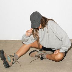 Joah Brown Outfits, Hiking Outfits Summer, Trail Outfits, Walking Outfit, Los Angeles Streetwear, Trekking Outfit, Hiking Girl, Outfit Outdoor