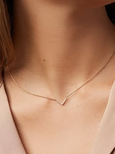 Jewelry Necklace Simple, Gold Minimalist Jewelry, V Model, Minimalist Necklace Gold, Neck Pieces Jewelry, Pretty Jewelry Necklaces, Gold Jewelry Simple Necklace, Gold Necklace Simple, Gold Fashion Necklace