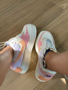 Nice Sneakers, Diy Sneakers, Nike Shoes Girls, Twinkle Toes, Shoes Photo, Cute Nike Shoes, Cute Nikes, Cute Comfy Outfits, Fabulous Shoes