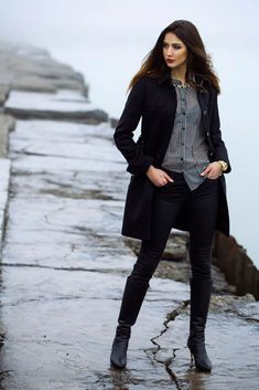 Versatile Style: Black Coat Outfit Inspiration for Every Occasion Outfits With Tall Boots, Style Black Coat, Black Coat Outfit, Best Winter Coats, Fitted Coat, Coat Outfit, Perfect Coat, Red Coat, Brown Coat