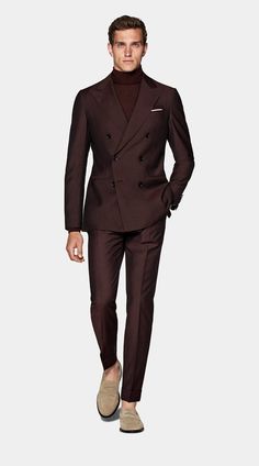 Tailored slim with a peak lapel and a pleated shoulder, this Burgundy Havana suit is cut to a double-breasted fit with jetted pockets. Dark Brown Double Breasted Suit, Classy Suits Men, Brown Double Breasted Suit, Suits For Guys, Brown Suits For Men, Mens Fashion Week Street Style, Grey Suit Men, Turtle Neck Men