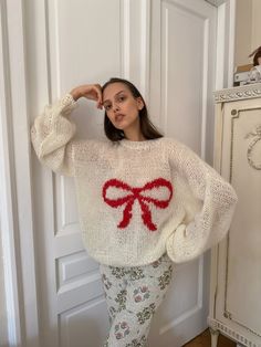 Handmade mohair jumper with a red bow on the front. Cream colour with redbow. Oversized, short fit. Warm and perfect for fall and winter.  made from mohair blend with wool and acrylic (so it wouldn't be too itchy)    Just pre order, it takes around 3-4 weeks to make the jumper, two sizes available 6-12 (XS-L) and 12-16 (L-XXL).  Please message us on instagram or email, if you have any questions: dreamers.rebels.shop@gmail.com   This is a handmade item meaning there was no machine involved in the Mohair Jumpers, Building Activities, Mohair Knit, 자수 디자인, Pullover Sweater Women, Mode Inspo, 가을 패션, Red Bow, Looks Style