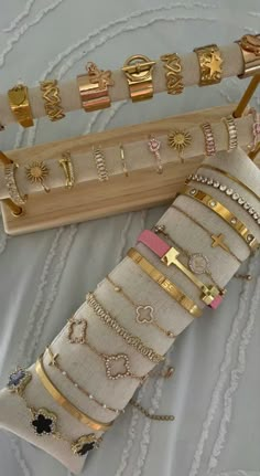 Koleksi Makeup, Preppy Jewelry, Wrist Jewelry, Luxe Jewelry, Jewelry Accessories Ideas, Bracelets And Necklaces, Dope Jewelry, Gold Bracelet For Women, Jewelry Fashion Trends