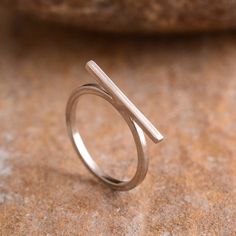 One Bar Silver Ring, Fine Silver Ring, Single Bar Ring, Dainty  Wire Ring, 925 Sterling Silver Ring, Midi Finger Ring, Vertical Line Ring,  Dimension :- JEWELRY CATEGORY:- Hammered RING PLATING:- 14 k Gold Fill METAL: - 925 Sterling Silver And Yellow Brass  RING SIZE:- ALL SIZES AVAILABLE PURTY:- 925 Shipping:- All the parcels will be shipped with in 1-2 days of purchase... Payment:- We accept payment through PAYPAL only.... I make every effort to picture each item as realistic as I can but colo Plain Rings, Hammered Ring, Zierlicher Ring, Bar Ring, Wire Ring, Hammered Rings, Wire Rings, Brass Ring, Ring Dainty