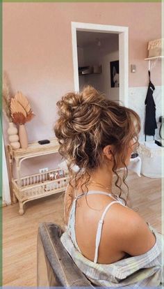 Prom Hair Bun, Bun With Curls, Cute Prom Hairstyles, High Bun Hairstyles, Curly Bun Hairstyles, Quince Hairstyles, Ball Hairstyles, Hoco Hairstyles, Prom Hairstyles For Long Hair#HocoUpdoHairstyles #SimpleHocoHairstylesShortHair #MediumLengthHocoHairstyles Bun With Curls, Cute Prom Hairstyles, Wedding Hairstyles And Makeup, High Bun Hairstyles, Curly Bun Hairstyles, Prom Hair Updo, Ball Hairstyles, Hoco Hairstyles, Quince Hairstyles