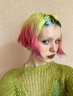 colorfull pink green hair bob Grown Out Colored Hair, Green To Purple Hair, Rainbow Bob Hair, Pink Bob Haircut, Pink And Green Hair Dye Ideas, Root Color Hair, Hairdye Inspo Short Hair, Pink And Green Pfp, Neon Peach Hair