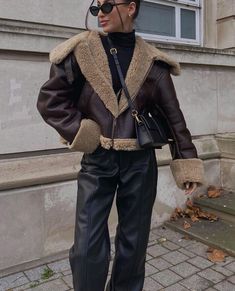 Pilot Jacket Outfit, Old Money Aesthetic Fall, Russian Outfit, Shearling Jacket Outfit, Outfit Capsule Wardrobe, Leather Shearling Jacket, Winter Outfits Fashion, Outfit Capsule