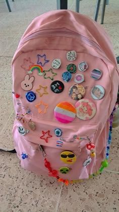 How To Decorate Backpack, Diy Backpack Decoration Ideas, Ideas Para Decorar Tu Mochila, Backpack Customization, Decorating Backpack, Bag With Pins Aesthetic, Backpack Decoration Ideas, Diy Backpack Decoration, Mochila Aesthetic