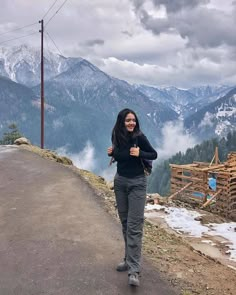 Poses For Trek, Outfit For Mountain Trip, Hill Station Outfit Ideas For Women, Hiking Outfit Mountain, Mountains Photo Ideas, Girly Photography Poses, Trip Photo Ideas, Mountain Outfits, Mountain Photo Ideas