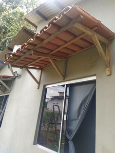 Toldo de madeira para janela Style Hacienda, Inexpensive Backyard Ideas, Bamboo Roof, Flat Roof Extension, Diy Home Bar, Roof Extension, Diy Front Porch