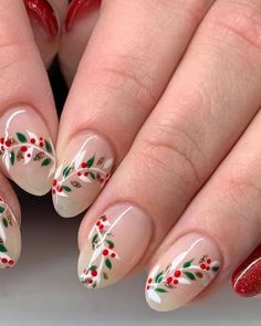 red Christmas nails: Christmas wreath accent Nail Art Noel, December Nails, Nagellack Trends, Red Christmas Nails, Winter Nails Acrylic, Cute Christmas Nails, Christmas Nails Easy, Christmas Gel Nails, Her Nails