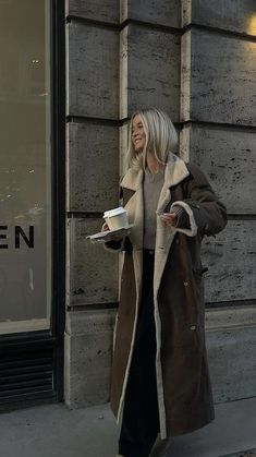 Night Outfits Winter, Look Adidas, Estilo Indie, Skandinavian Fashion, Cold Outfits, Winter Mode, Winter Outfit Inspiration, Fashionista Clothes, Inspo Outfit