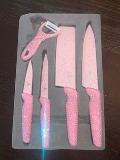 five pink kitchen knives in a plastic tray with sparkles on the handles and sides