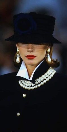 Runway Hats, 90s High Fashion, 90s Runway Fashion, Runway Fashion Couture, Mode Chanel, Christy Turlington, Chanel Fashion