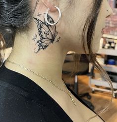 Ear Tattoo Ideas, Cute Hand Tattoos, Pretty Hand Tattoos, Neck Tattoos Women, Butterfly Tattoos For Women, Tasteful Tattoos, Tattoos For Black Skin, Pretty Tattoos For Women, Dope Tattoos For Women