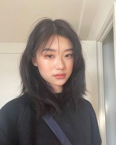 Iris Huang, Medium Length Wavy Hair, Bangs With Medium Hair, Haircuts Straight Hair, Hair Stylist Life, Short Hair Haircuts