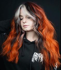 Inspiration de cheveux calico, la tendance audacieuse de 2024 pour un look vibrant et unique. Orange Black And Blonde Hair, Hairdye Ideas, Crazy Hairstyles, Calico Hair, Witchy Hair, Fox Hair Color, Types Of Hair Color, Split Dyed Hair