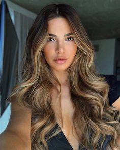 Brown Balayage With Extensions, Dark Hair With Blonde Highlights Curly, Brown Eyes Blonde Highlights, Caramel Hair With Money Piece, Dark Brown Eyes Hair Color Ideas, Caramel Blonde Balayage On Dark Hair, Golden Balayage On Dark Hair, Balayage Vs Highlights, Rambut Brunette