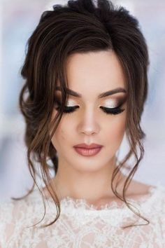 30 Hochzeit Haar und Make-up-Ideen #hochzeit #ideen Fresh Wedding Makeup, Gorgeous Wedding Makeup, White Veil, Best Wedding Makeup, Wedding Hairstyles Medium Length, Makeup Tip, Wedding Makeup Tips, Wedding Day Makeup, Braut Make-up