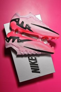 Botas de fútbol Nike Mercurial en color rosa Nike Rosas, Nike Air Boots, Pink Nike Cleats, Nike Football Boots Mercurial, Nike Football Shoes, Pink Football Boots, Football Boots Nike, Shoes Football, Nike Pink