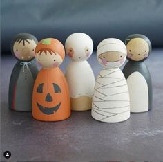 peg dolls pegdoll waldorf steiner inspiration wood wooden toys jouet en bois pédagogie montessori na Wood People Crafts, Wooden Peg Dolls Ideas, Wood Dolls Diy, Peg Doll Crafts, Wood Peg People, Autumn Peg Dolls, Peg Dolls Halloween, Painted Peg Dolls