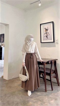 7 Brand Pakaian Korea Terkenal untuk Menciptakan OOTD yang Eksklusif Korean Style Hijab, Muslimah Fashion Casual, Haircut Selfie, Photo Hijab, Ootd Korean Style, Outfit Hijab Casual