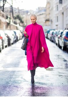 Street Style Fall Winter, Woman Walking, Looks Chic, Fashion Over 40, Pink Outfit