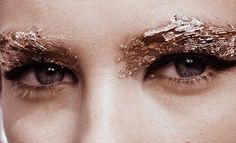 Editorial Make-up, Fantasy Make-up, Make Up Gold, Aesthetic Blog, Metallic Lips, Gold Makeup, Gold Aesthetic, Glitter Lips, Bob Hair