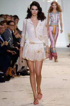 Kendall Jenner walking the Diane von Furstenberg Spring 2016 runway Look Working Girl, Embroidered Tulle Dress, Haute Couture Paris, Karlie Kloss, Vogue Russia, Kendall And Kylie, 2019 Fashion, Runway Collection, Runway Models