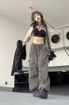 Newrock Shoes Outfits, Parachute Pants Inspo Outfits, Grunge Cargo Outfit, Acubi Parachute Pants Outfit, Acubi Parachute Pants, Womens Jacket Outfit, Concert Pants Outfit, Outfits With A Shrug, Grunge Outfits With Pants