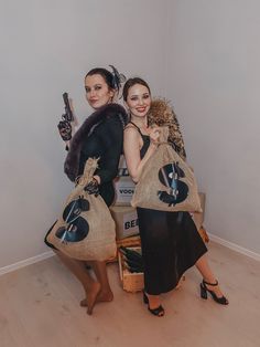 Mafia Party Aesthetic, Bonnie Et Clyde, Mafia Theme Party, Gangster Halloween Costumes, Comic Christmas, Mafia Party, Gangster Party, Hollywood Birthday Parties