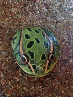 a frog painted on top of a rock with the words leopard frog painted on it