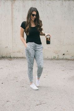 ☆ How To Wear Sweatpants Fashionably, Comfy Sporty Outfits, How To Wear Sweatpants, Jogger Outfit, Converse Outfits, Mode Tips, Style Sweatpants, Joggers Outfit, Outfits With Converse