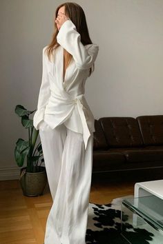 Minimal Glam Outfit, Glamorous Outfits Classy, Elegant Club Outfits Classy, Woman Outfits Classy, Loose Pants Outfit Classy, Graduation Guest Outfit Ideas, Silhouette Challenge, F1 Wag, Outfit Classy