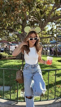 Disneyworld Outfit Women, Trendy Disney Outfits, Disneyland Outfit Ideas, Hongkong Outfit, Disneyworld Outfit, Outfit Ideas For Moms, Disney Park Outfit, Universal Studios Outfit