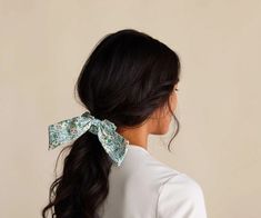 Long Scarf Tying, College Hairstyles, Scarf Tie, A Ponytail, Pretty Scarves, Fabric Headbands, Scarf Tying, Floral Headbands, Elastic Headbands