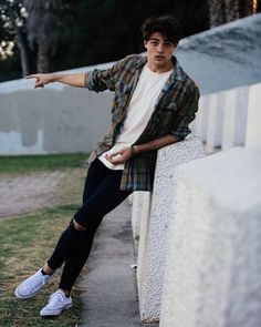 Noah Centineo, Herren Style, Stylish Men Casual, Mens Casual Dress Outfits, Men Stylish Dress, Mens Fashion Streetwear, Mens Fashion Casual Outfits, Cool Outfits For Men, Stylish Mens Outfits