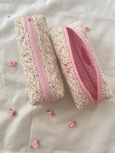 Pink floral pencil case inside: pink gingham pink zipper 🌸Size 22cm x 7cm x 5cm (8.66" x 2.75" x 1.96") 🧸 Since the makeup bag is handmade, there may be slight deviations in its dimensions. 🧼Washing Instructions: It can be hand washed. Please don't iron. 📦 Packaging: The products are shipped out within 5-7 working days. 🎁 Venom: If you are going to receive it as a gift, you can send me a message. Fluffy Pencil Case Aesthetic, Pretty Pencil Case, Cute Pencil Case For School, Sewing Pencil Case, Stationary Pencil Case, Pencil Pouch Aesthetic, Flower Pencil Case, Japanese Pencil Case, Cute Pencil Cases