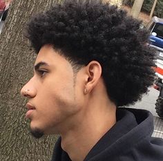 52 Cortes de Cabelo para se Inspirar em 2019: Crespo, Cacheado e Liso – O Cara Fashion Afro With Fade Men, Afro Styles Hairstyles Men, Best Afro Hairstyles Men, Man Afro Hairstyles, Afro Hairstyles Long Hair, Black Afro Hairstyles Men, Long Afro Hairstyles Men, Afro Hairstyle Men, Men’s Afro Hairstyles