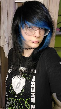 Scene Hair Reference, Shoulder Length Scene Hair, Dyed Emo Hair, Medium Length Scene Hair, Scene Pigtails, Scene Haircuts Medium, Scene Hair Ideas, Emo Hair 2000s, Blue Emo Hair