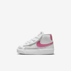 Your little baller can rule the kicks game in the Nike Blazer Mid '77. The vintage look and comfortable feel help this court classic transcend the hardwood as a legend of street style. Kids Nike Blazers, Nike Shoes For Kids, Dallas Christmas, Baby Nike Shoes, Nike Kids Shoes, Newborn Shoes, Baby Nike, Nike Shoes Girls