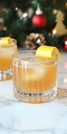 Holiday Whiskey Punch Recipe Polish Cocktail Recipes, Whiskey Punch Recipes, Big Batch Christmas Cocktails, Rye Drinks, Mix Drinks, Ice Block, Best Cocktail Recipes