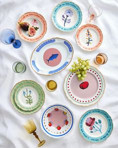 there are many plates that have different designs on them