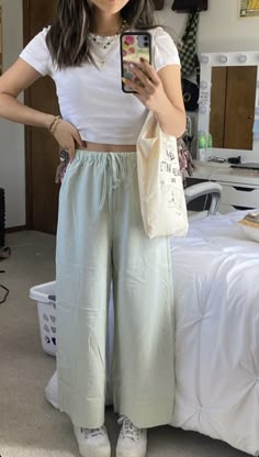 Comfy Flowy Pants, Flowy Pant Outfit, Cozy Aesthetic Outfits Summer, Daily Outfit Ideas Casual Summer, Comfy Summer Fits, Granola Streetwear, Summer Outfits Japan, Flowy Pants Outfit, Rome Outfits