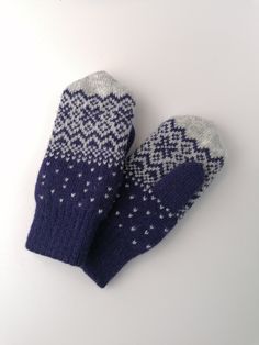 Ein Fausthandschuh wie zu Großmutters Zeiten - Estnische Strickware. Frauen Große - M (Handfläche Höhe 19-20 cm, insgesamt 24-25 cm). Gefüttert mit Wollgarn. Reine Lammwolle 100%. Ein Violett Garn ist kombiniert mit Hell Graue Farbe. Ein schönes Fair-Isle Nordic Stern Muster. Traditionelles Fäustlingen Muster aus Estland. Diese Fausthandschuhe passen gut für Spazieren, Radfahren. Es schützt dich vor kalten Händen. Eine gute Winterstimmung ist karantiert. Diese Fäustlinge sind weich, warm und kus Selbu Mittens, Nordic Star, Grey Combination, Grey Mittens, Purple Yarn, Beginner Knitting, Knitted Mittens, Beginner Knitting Patterns, Winter Mittens