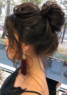 Christmas Hairstyles - Ever feel like you're wasting your time searching? Visit to get what you need from one of the worlds largest online retailer! Take action NOW! Hairstyles For Christmas, Messy Wedding Hair, Wedding Bun Hairstyles, Messy Updo, High Bun, Messy Bun Hairstyles, Christmas Hairstyles, Peinados Fáciles Para Cabello Corto