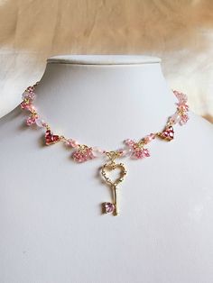 Necklace Diy Beaded, Pearl Necklace Diy, Diy Beaded Necklace, Pink Gold Jewelry, Pink Key, Simple Family Meals, Detailed Jewelry, Dope Jewelry